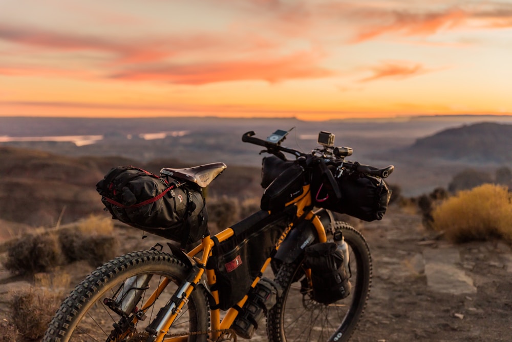Cycliste sur une route de montagne